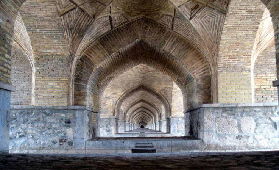 سی‌وسه پل در اصفهان