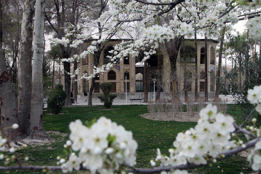 بهار در کاخ هشت‌بهشت اصفهان