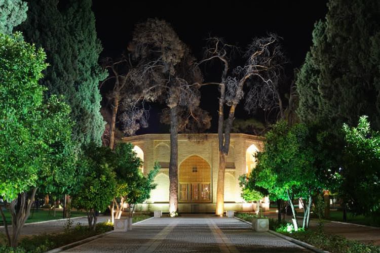شب در باغ جهان‌نما شیراز