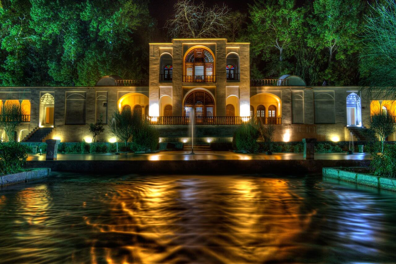 نمای شب باغ شاهزاده ماهان کرمان